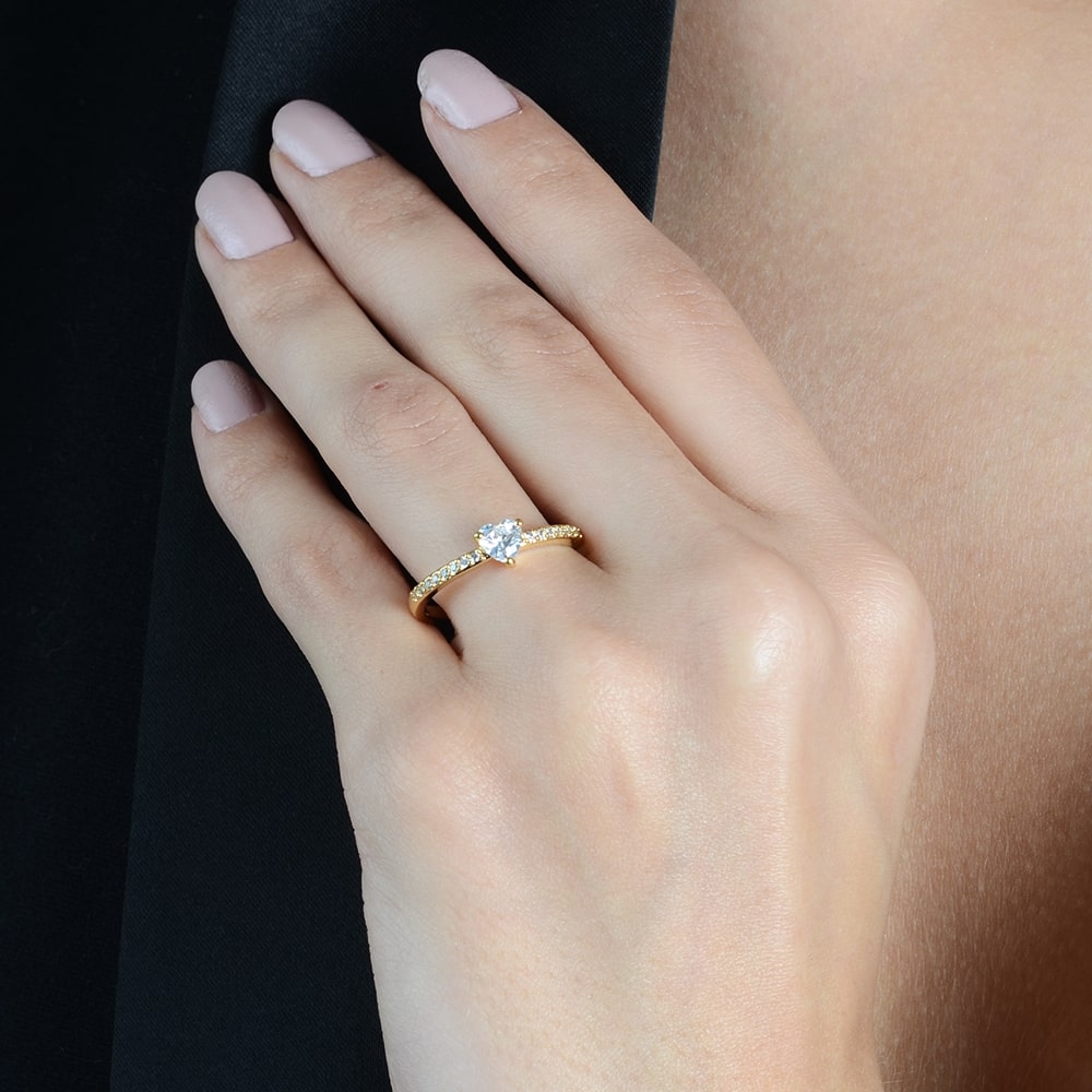 Anel dourado Bague Solitaire Cœur Simplicité em detalhe