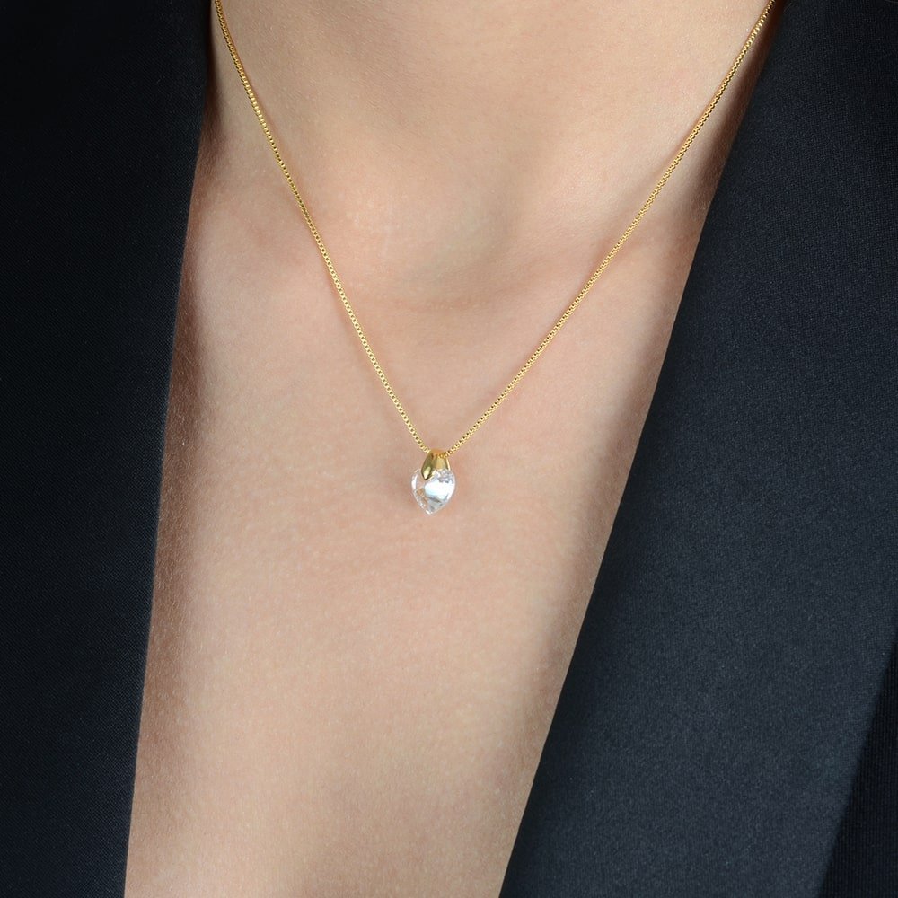 Colar dourado Cœur de Cristal Simplicité em detalhe