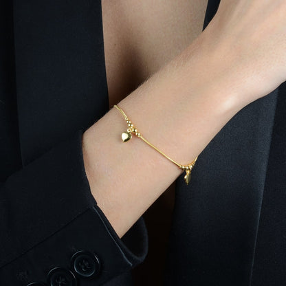 Pulseira dourada Trois Cœurs Dorés Simplicité em detalhe