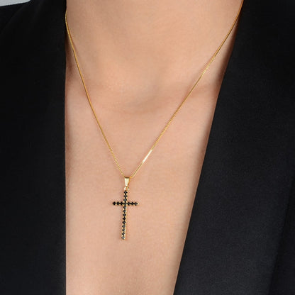 Colar dourado Croix de Jais Simplicité em detalhe