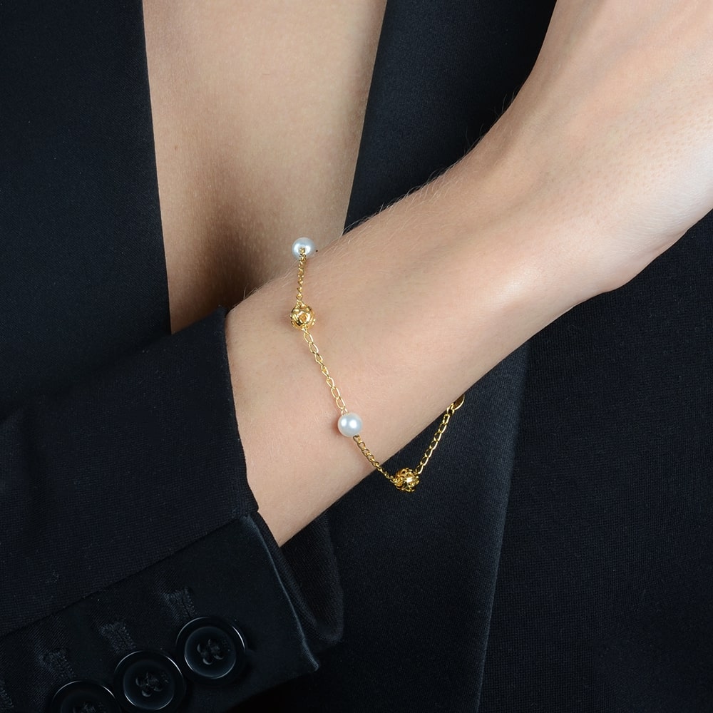 Pulseira dourada Perle Ajourée Simplicité em detalhe