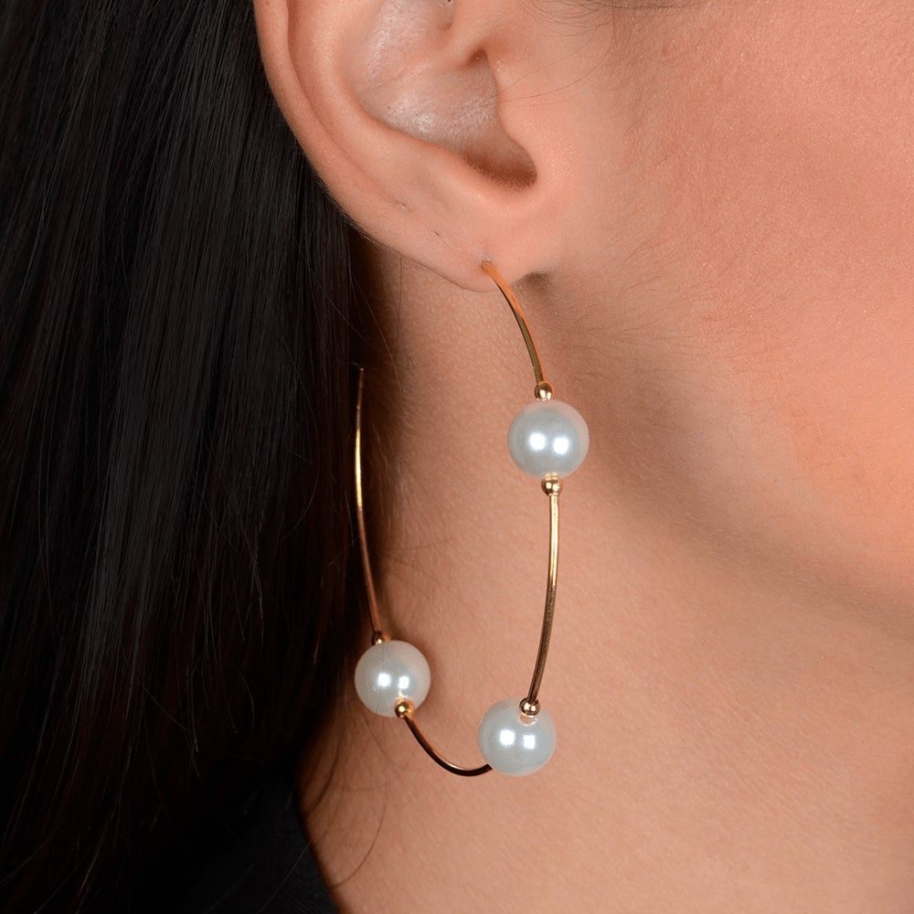 Brinco dourado com pérolas Cercle de Perles Simplicité em detalhe