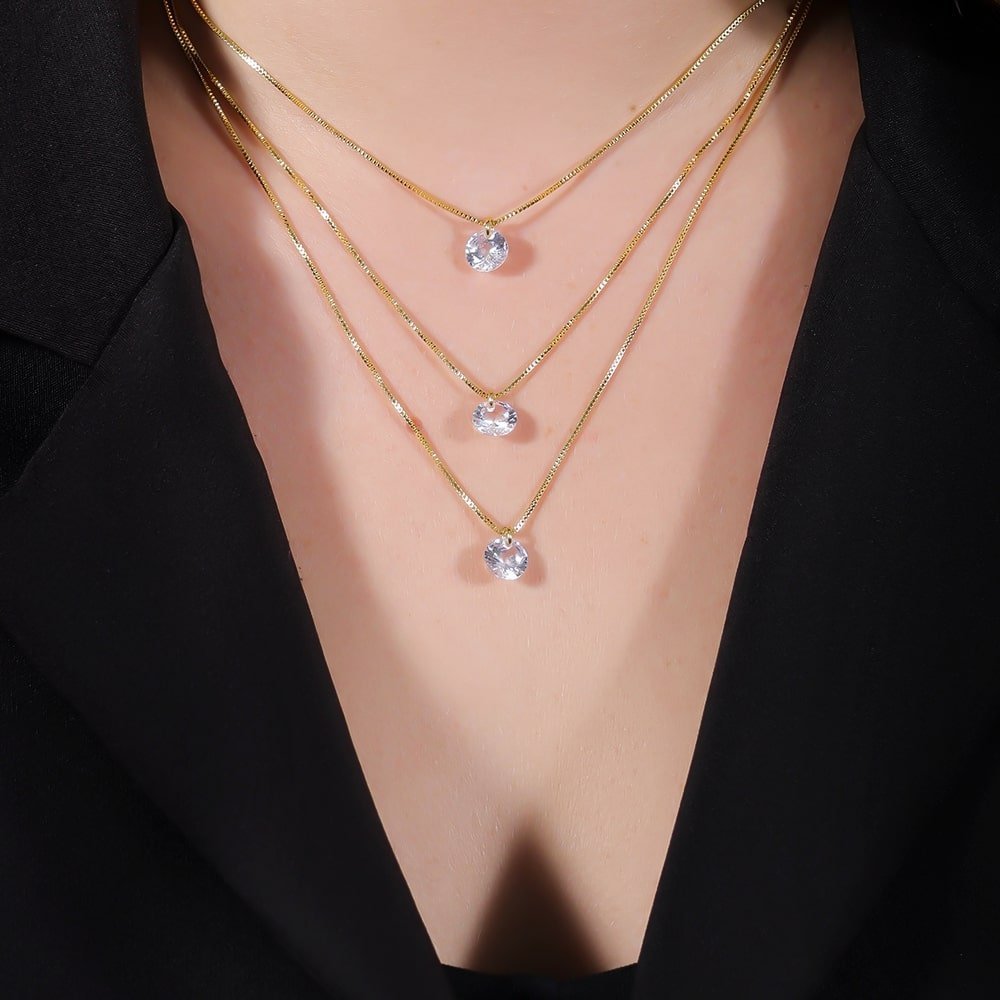 Colar dourado Triple Éclat Simplicité em detalhe