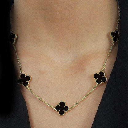 Colar dourado Cinq Trèfles Onyx Simplicité em detalhe