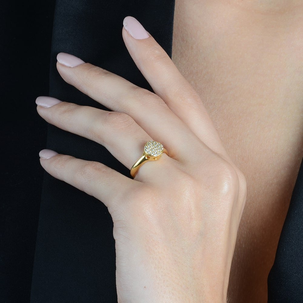 Anel dourado cravejado Cascade Dorée Simplicité em detalhe