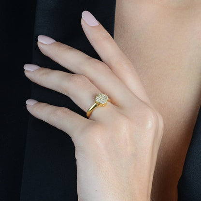 Anel dourado cravejado Cascade Dorée Simplicité em detalhe