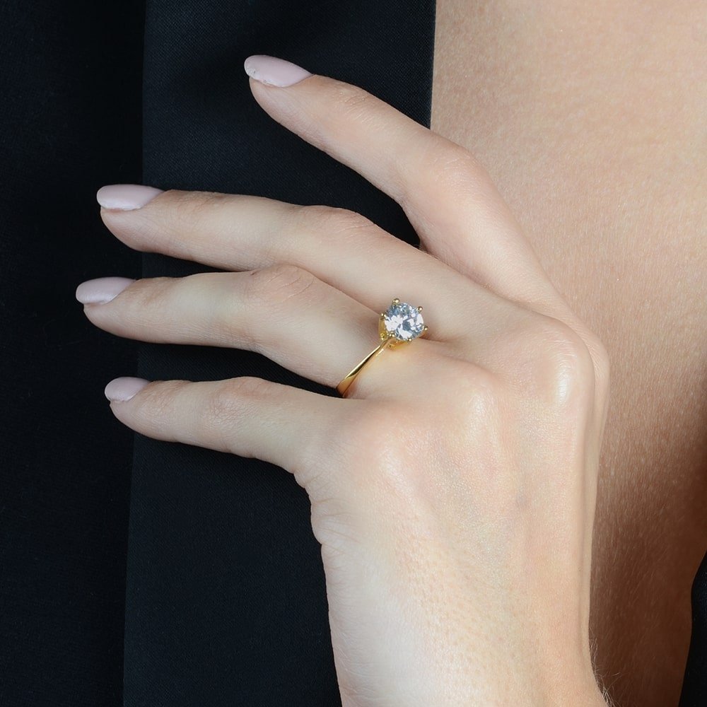 Anel dourado Bague Solitaire Zircon Simplicité em detalhe