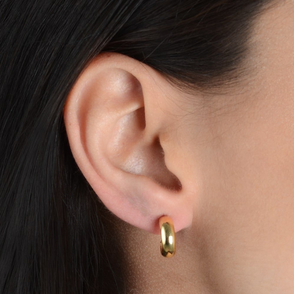 Brinco dourado Cercle Minute Simplicité em detalhe