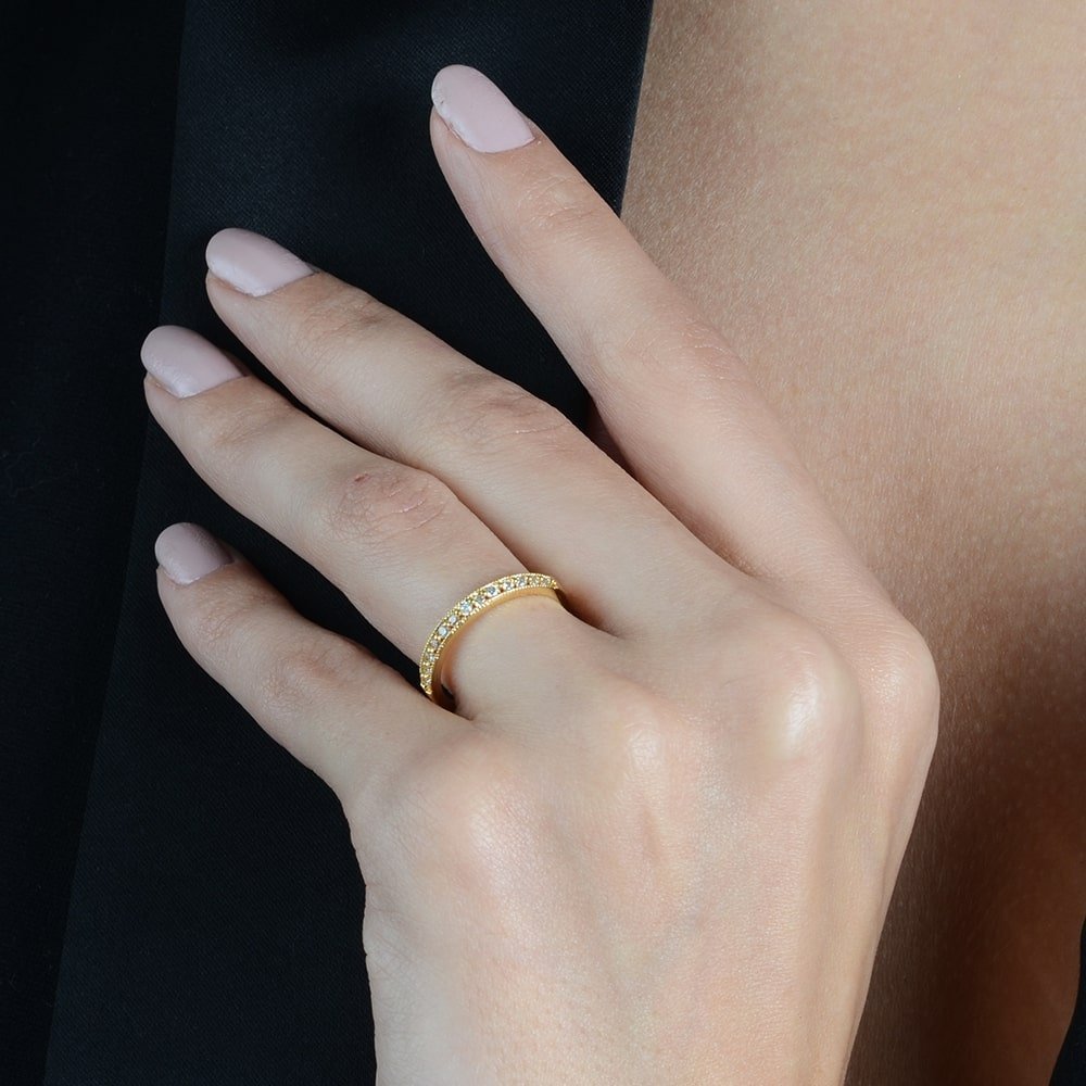 Anel dourado Bague Alliance Sertie Simplicité em detalhe