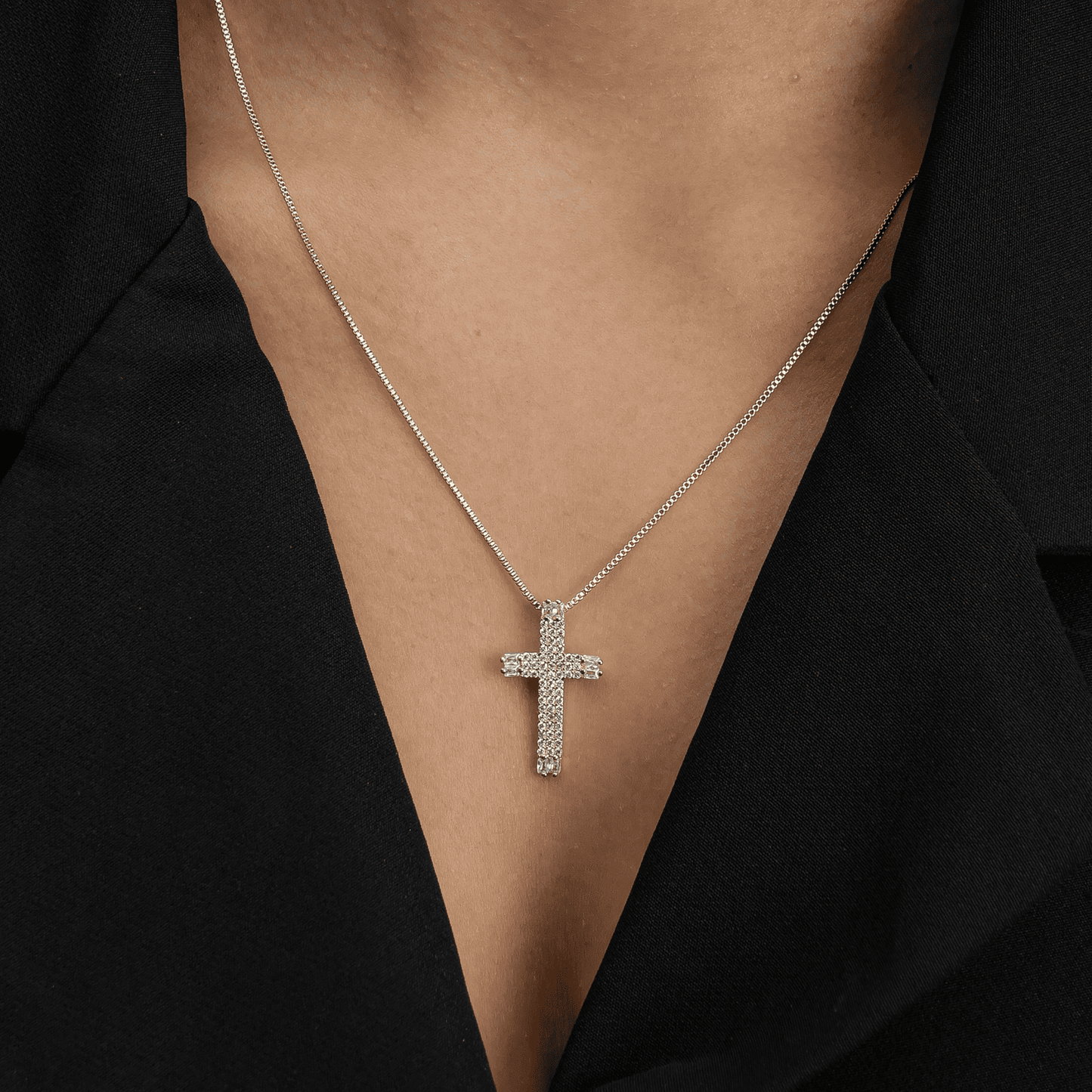 Colar dourado de cruz Croix Lumière Simplicité em detalhe