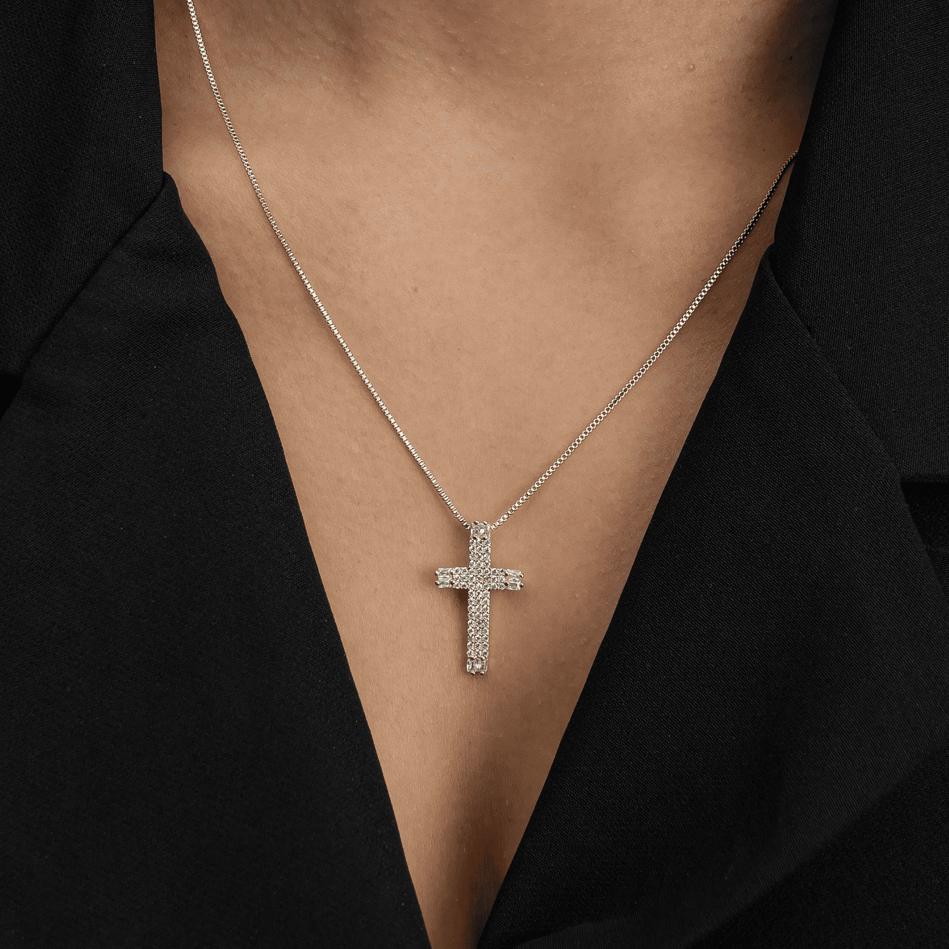 Colar dourado de cruz Croix Lumière Simplicité em detalhe