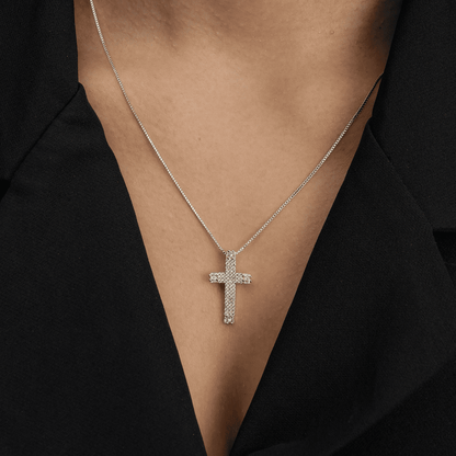 Colar dourado de cruz Croix Lumière Simplicité em detalhe
