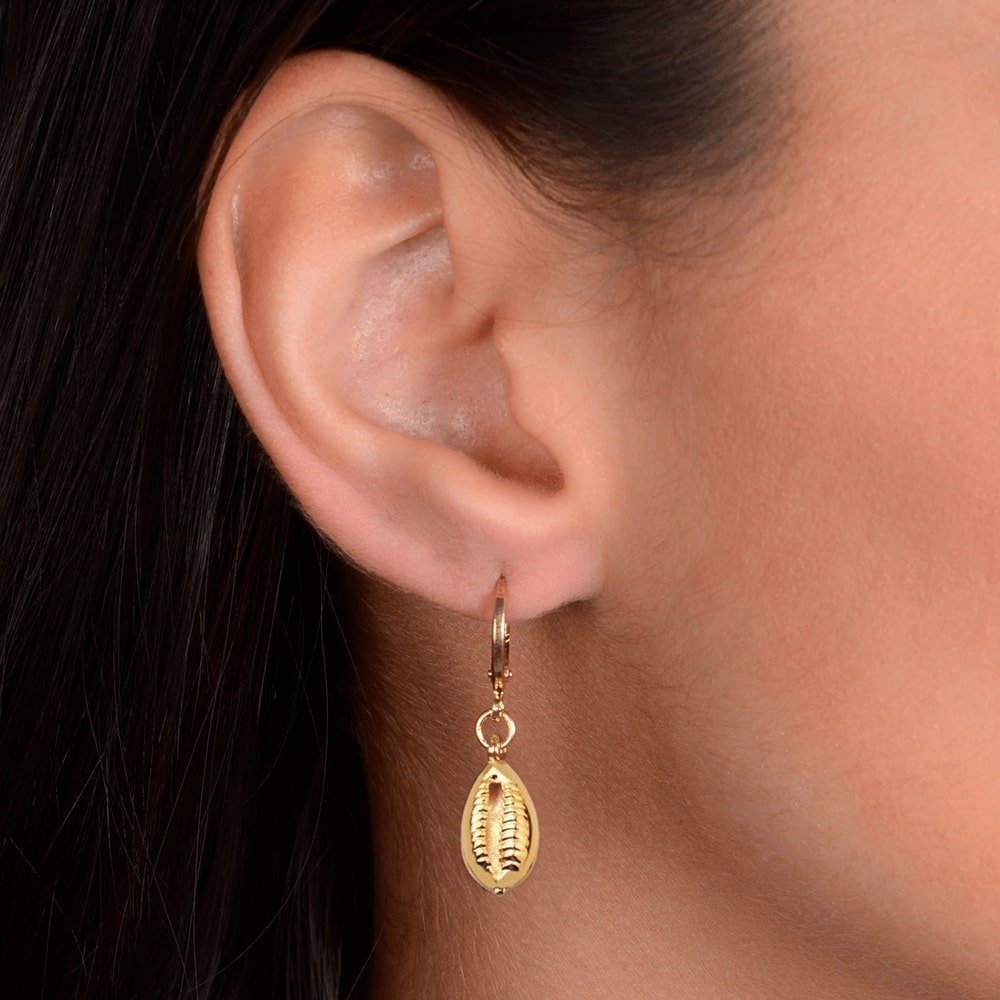 Brinco dourado com búzios Coquillage Marin Simplicité em detalhe