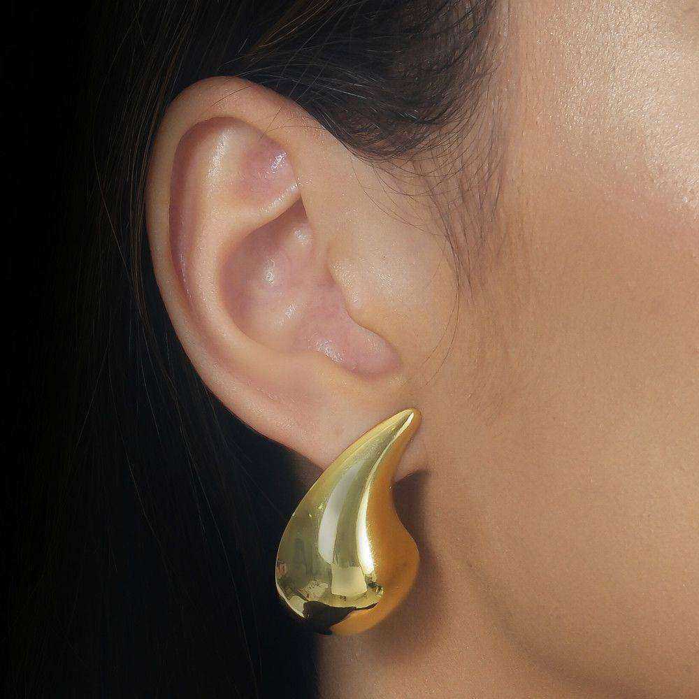 Brinco dourado Larme Dorée Grande Simplicité em detalhe