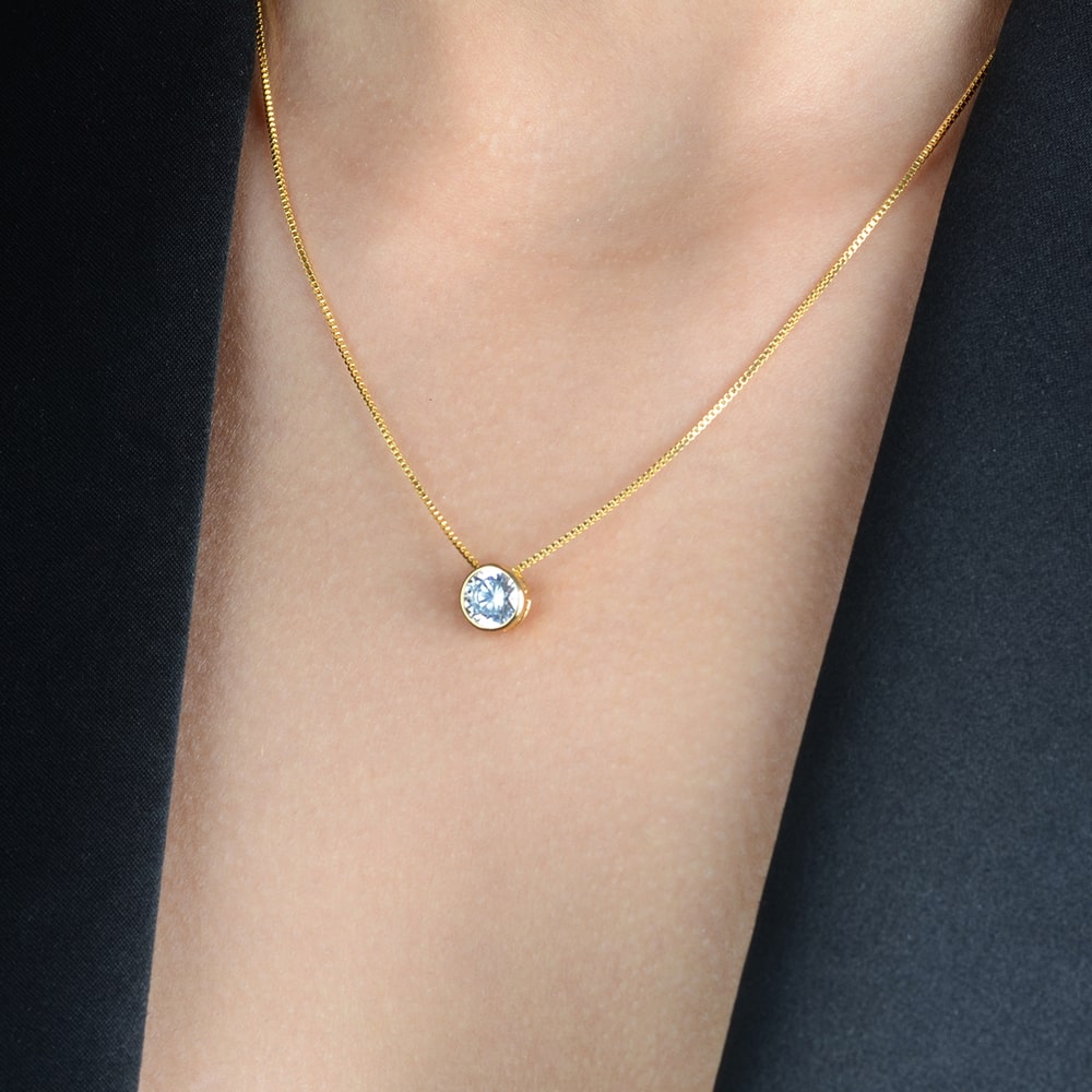 Colar dourado Étoile de Cristal Simplicité em detalhe
