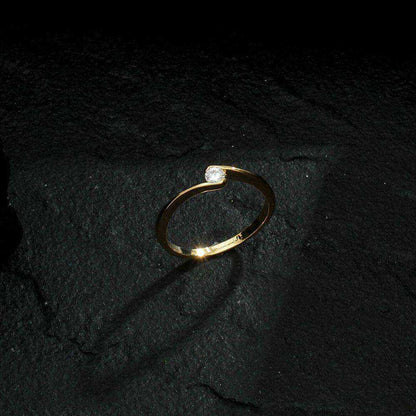 Anel Dourado Solitário Ponto de Luz Zircônia – Bague Solitaire Éclat Simplicité