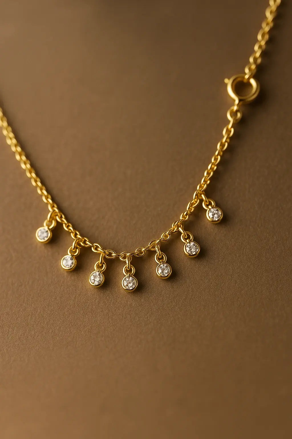 Detalhe macro pingente zircônias pendentes brilho intenso acabamento polido ouro 18k