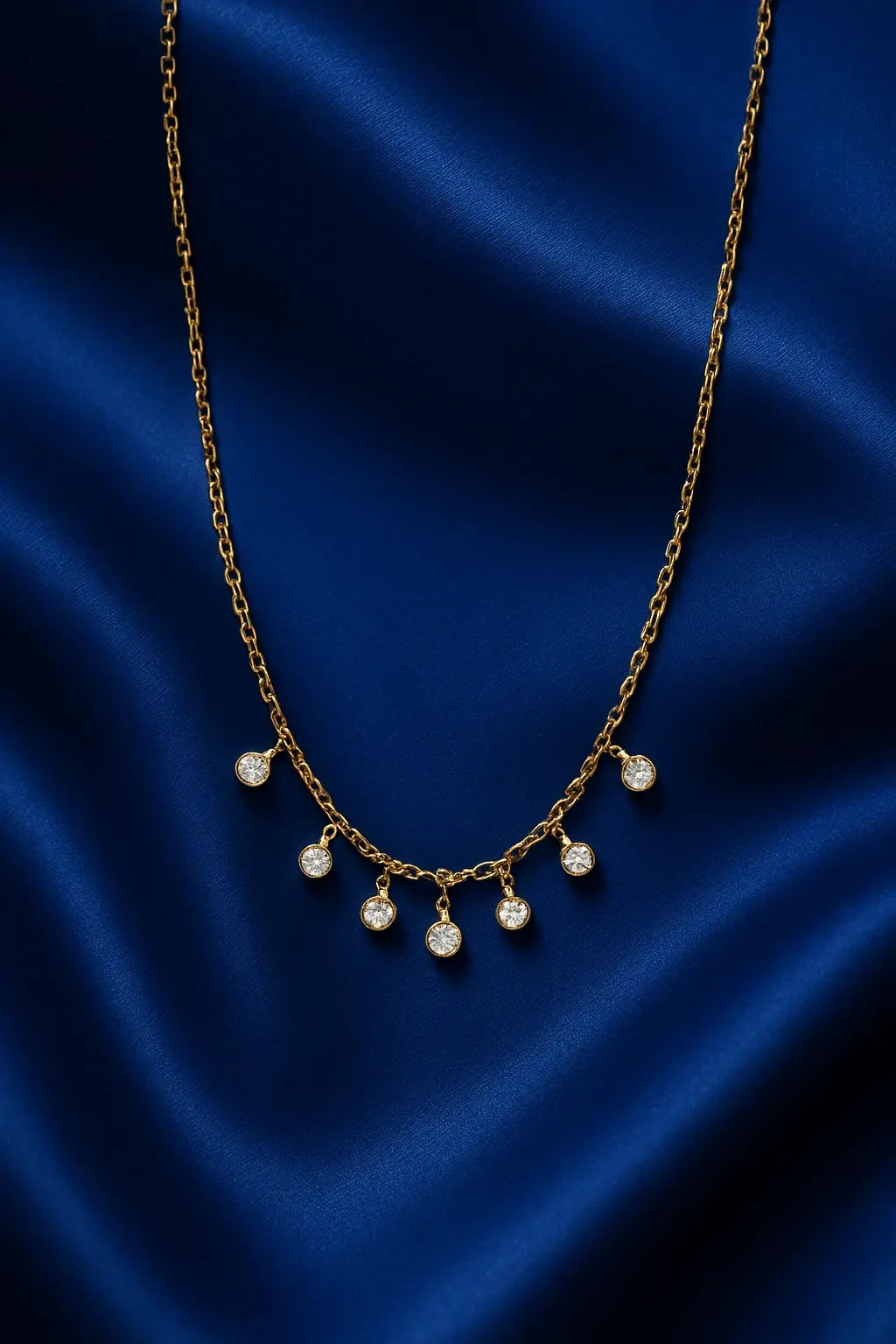 Joia feminina colar zircônias movimento luz sobre fundo veludo azul royal Simplicité