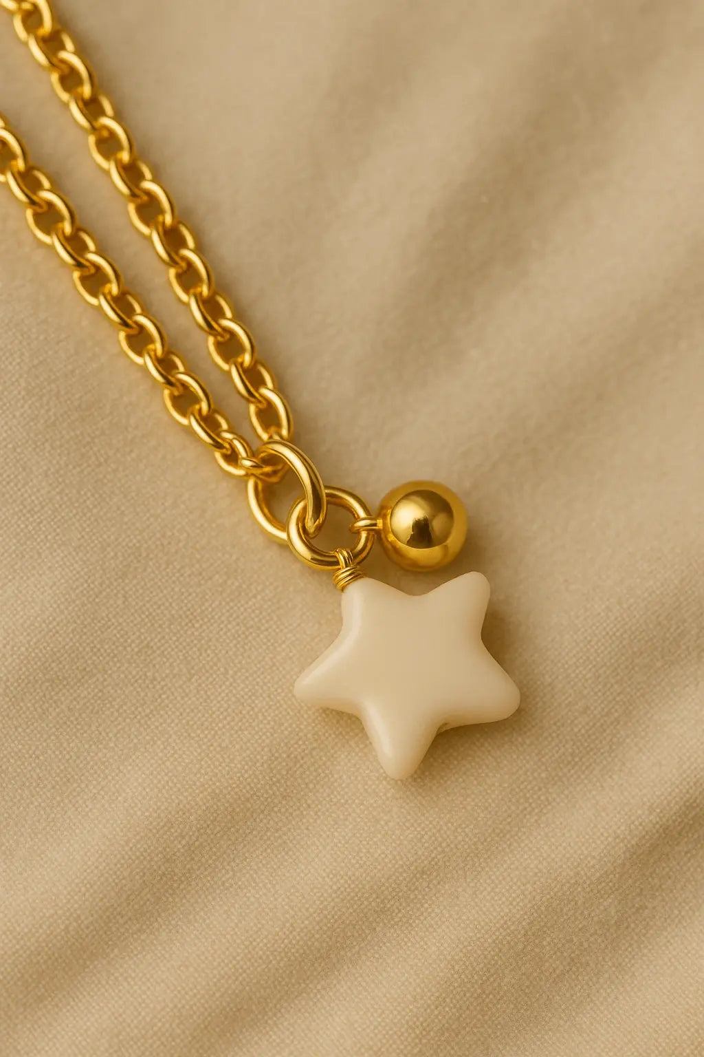 Detalhe macro pingente estrela nácar acabamento polido ouro 18k