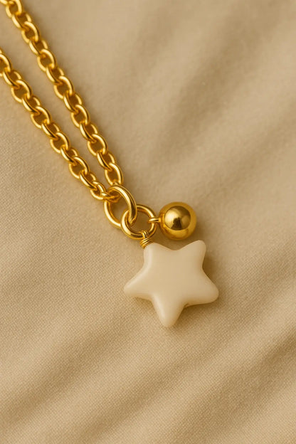 Detalhe macro pingente estrela nácar acabamento polido ouro 18k