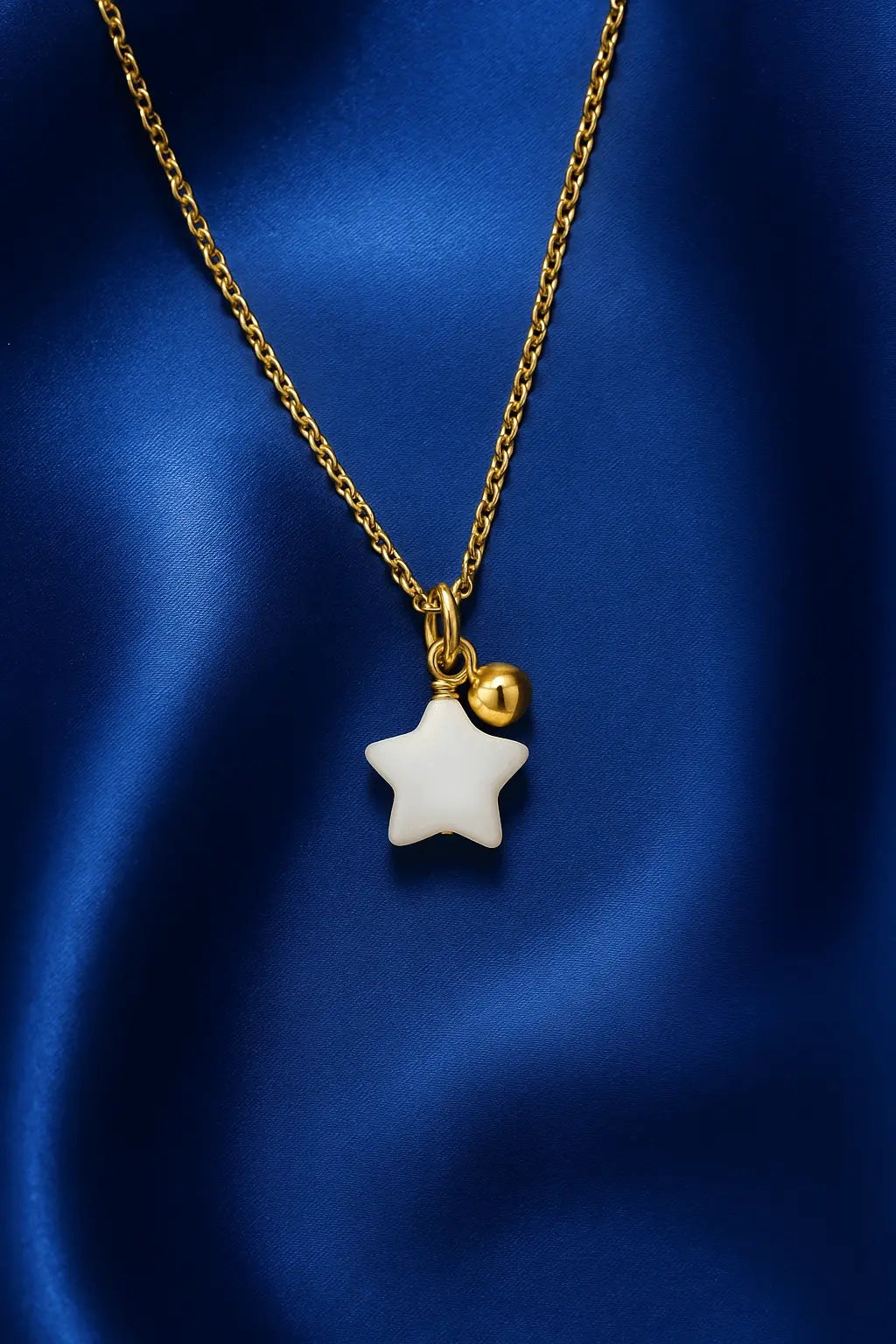 Joia feminina colar estrela madrepérola sobre fundo veludo azul royal Simplicité