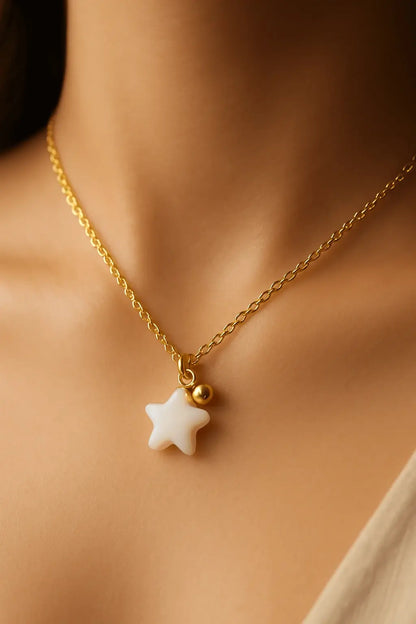 Pescoço feminino usando colar de estrela madrepérola estilo romântico e iluminado