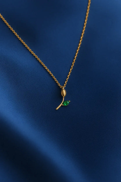 Joia feminina colar folha zircônia verde sobre fundo veludo azul royal Simplicité