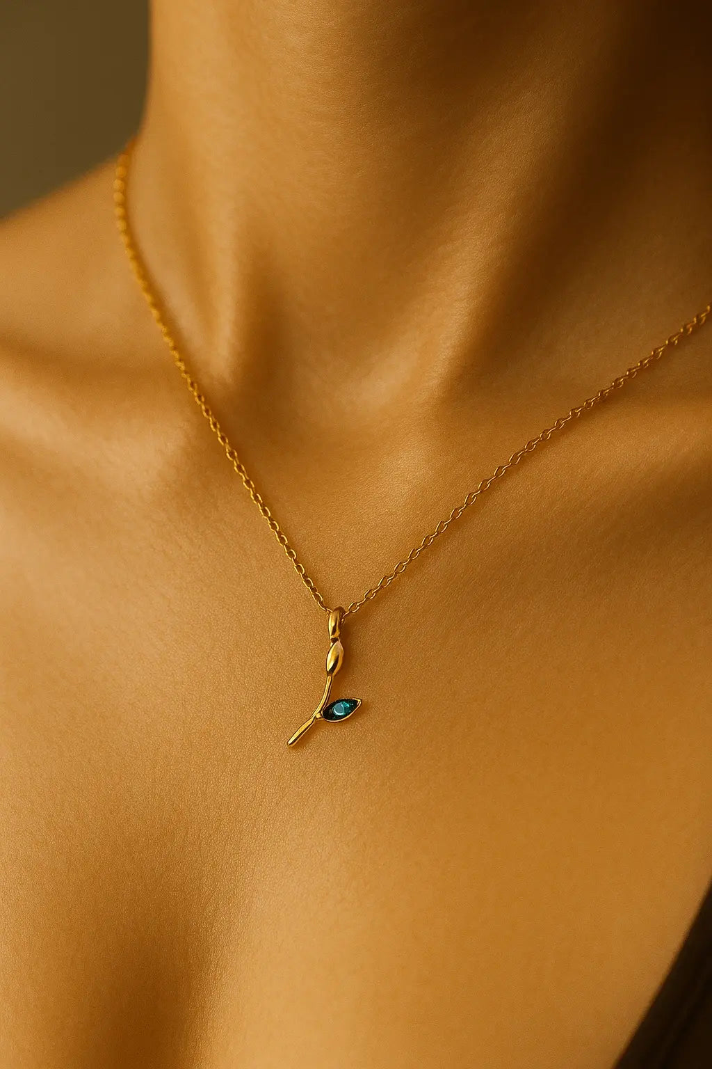 Pescoço feminino usando colar de folha com pedra verde estilo sofisticado e natural