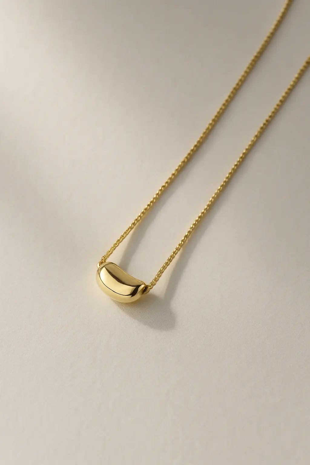 Colar dourado pingente orgânico formato semente Prata 925 Simplicité