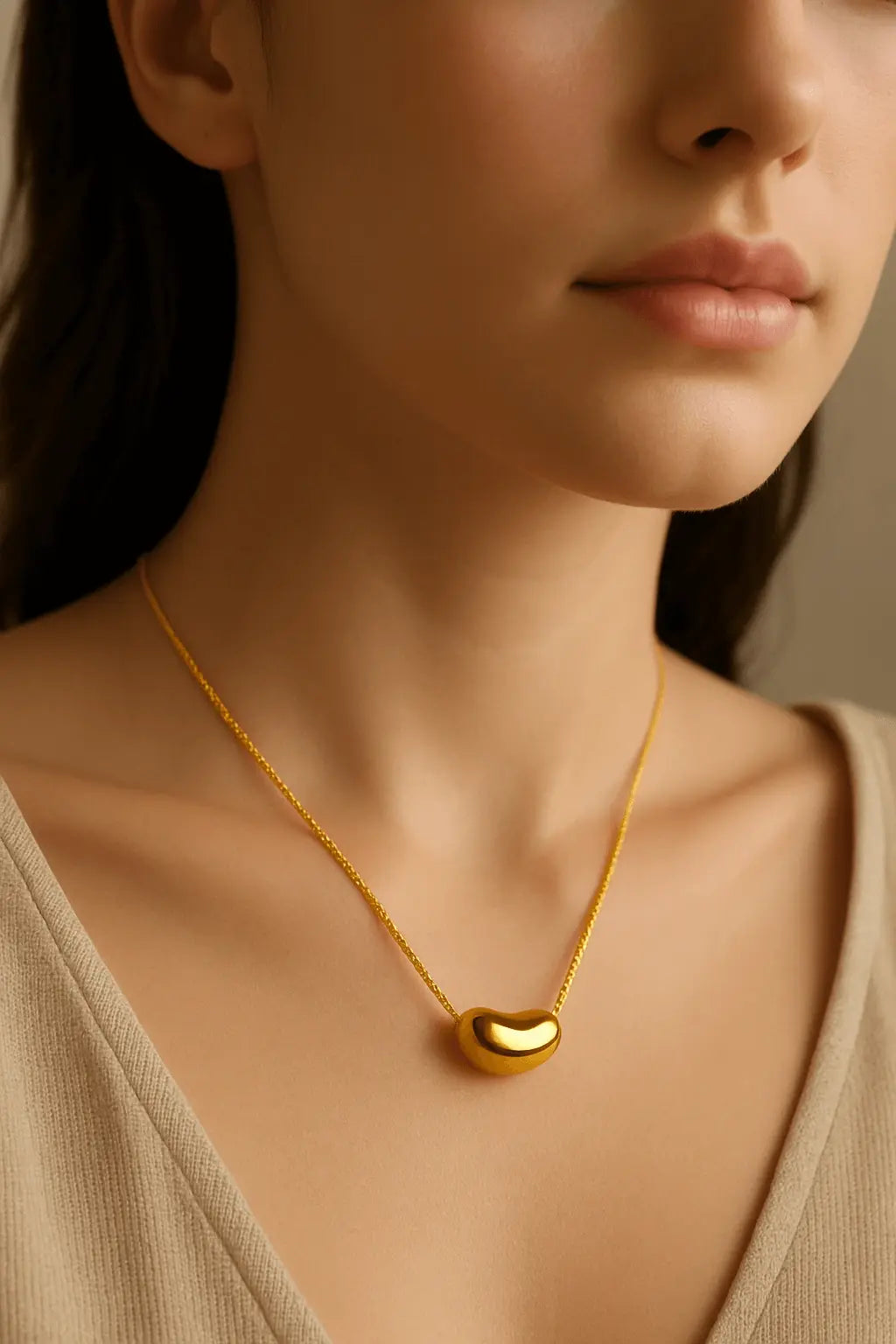 Pescoço feminino usando colar de pingente orgânico dourado estilo natural sofisticado