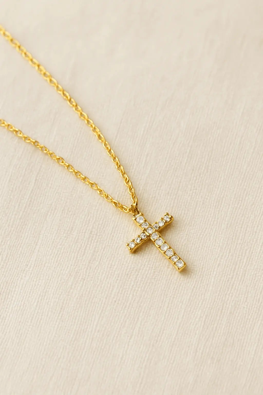 Colar dourado pingente cruz cravejada zircônia Prata 925 Simplicité