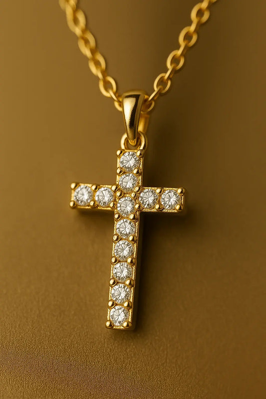 Detalhe macro pingente cruz pedras brilhantes acabamento polido ouro 18k