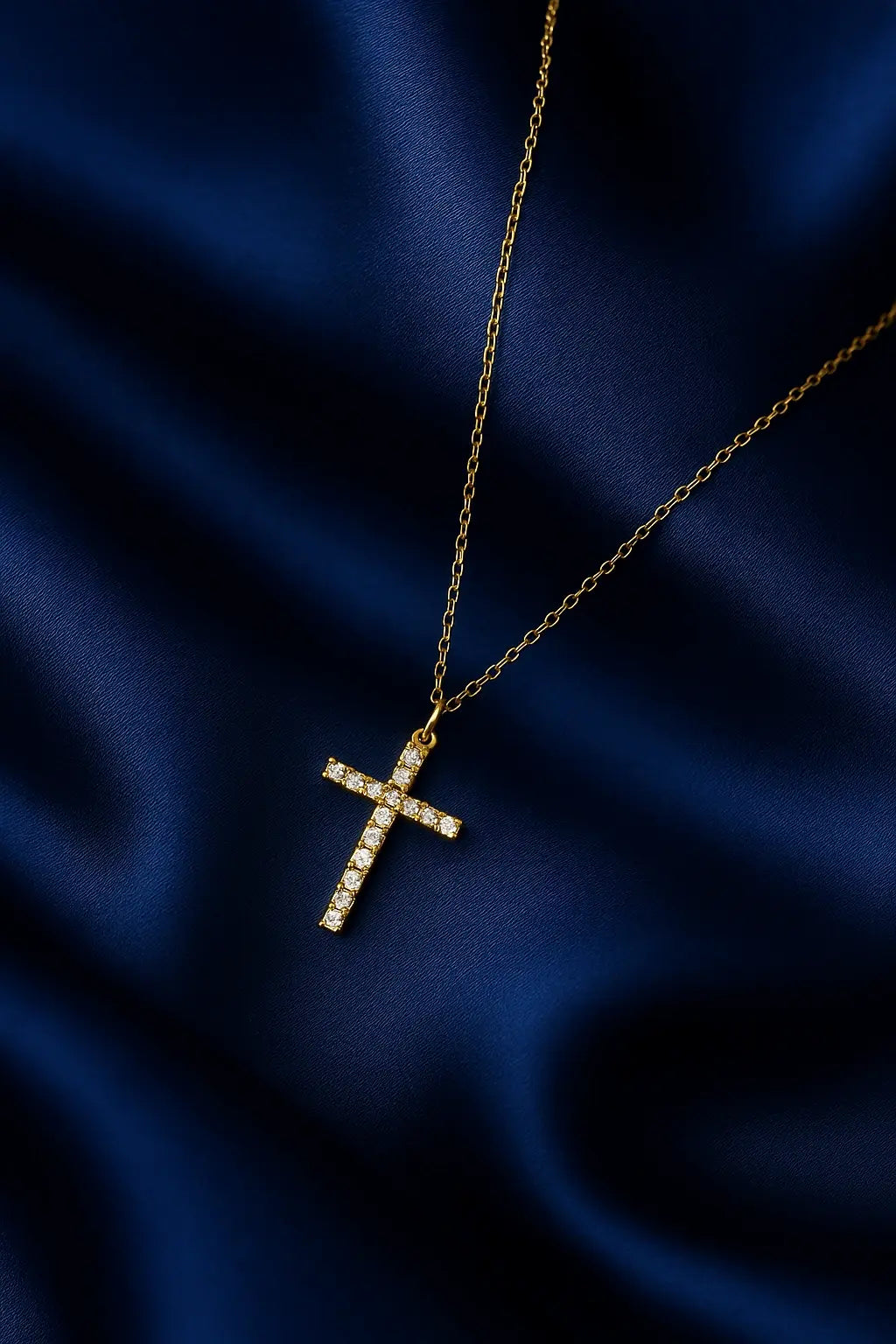 Joia feminina colar cruz delicada sobre fundo veludo azul royal Simplicité