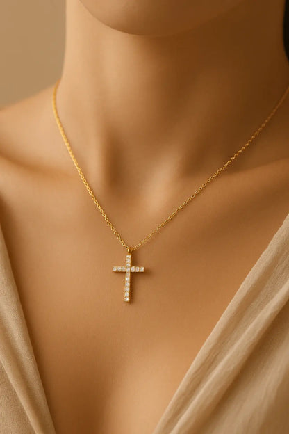 Pescoço feminino usando colar de cruz dourada cravejada estilo proteção elegante