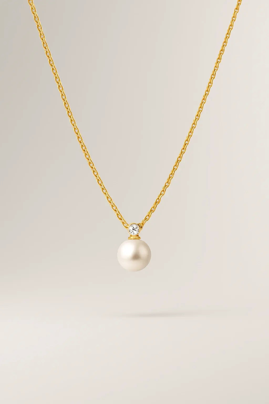 Colar pérola de luz dourado vista frontal design clássico elegante