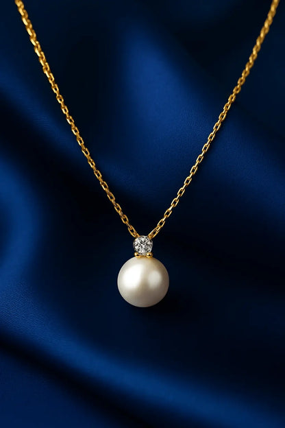 Joia feminina colar pérola e brilho delicado sobre fundo veludo azul royal Simplicité