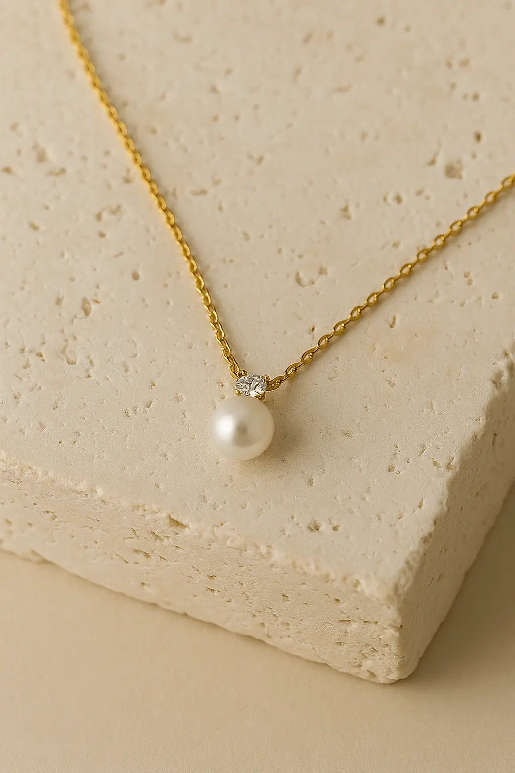 Colar minimalista pérola zircônia dourado sobre pedra natural clara