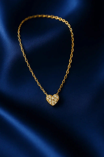 Joia feminina colar mini coração delicado sobre fundo veludo azul royal Simplicité