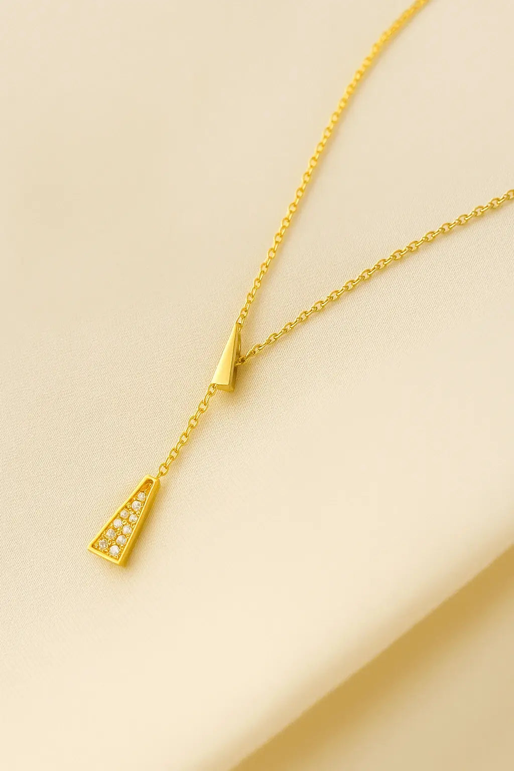 Colar dourado pingente zircônia triangular com tassel delicado Prata 925 Simplicité