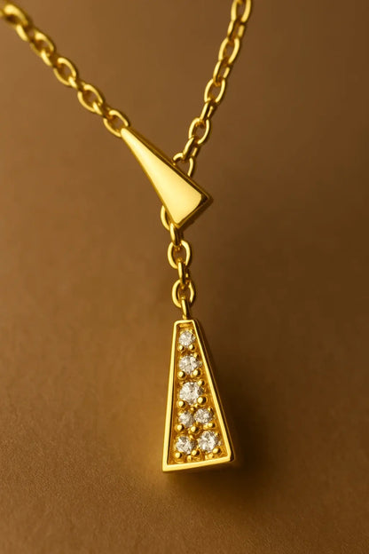 Detalhe macro pingente triângulo pedra brilhante e corrente pendente ouro 18k