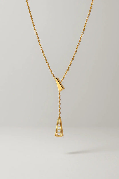 Colar prisma dourado com tassel vista frontal design geométrico moderno