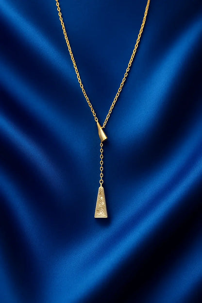 Joia feminina colar triângulo e franja sobre fundo veludo azul royal Simplicité