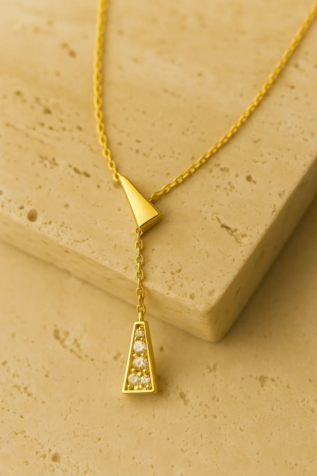 Colar minimalista zircônia triangular tassel dourado sobre pedra natural clara