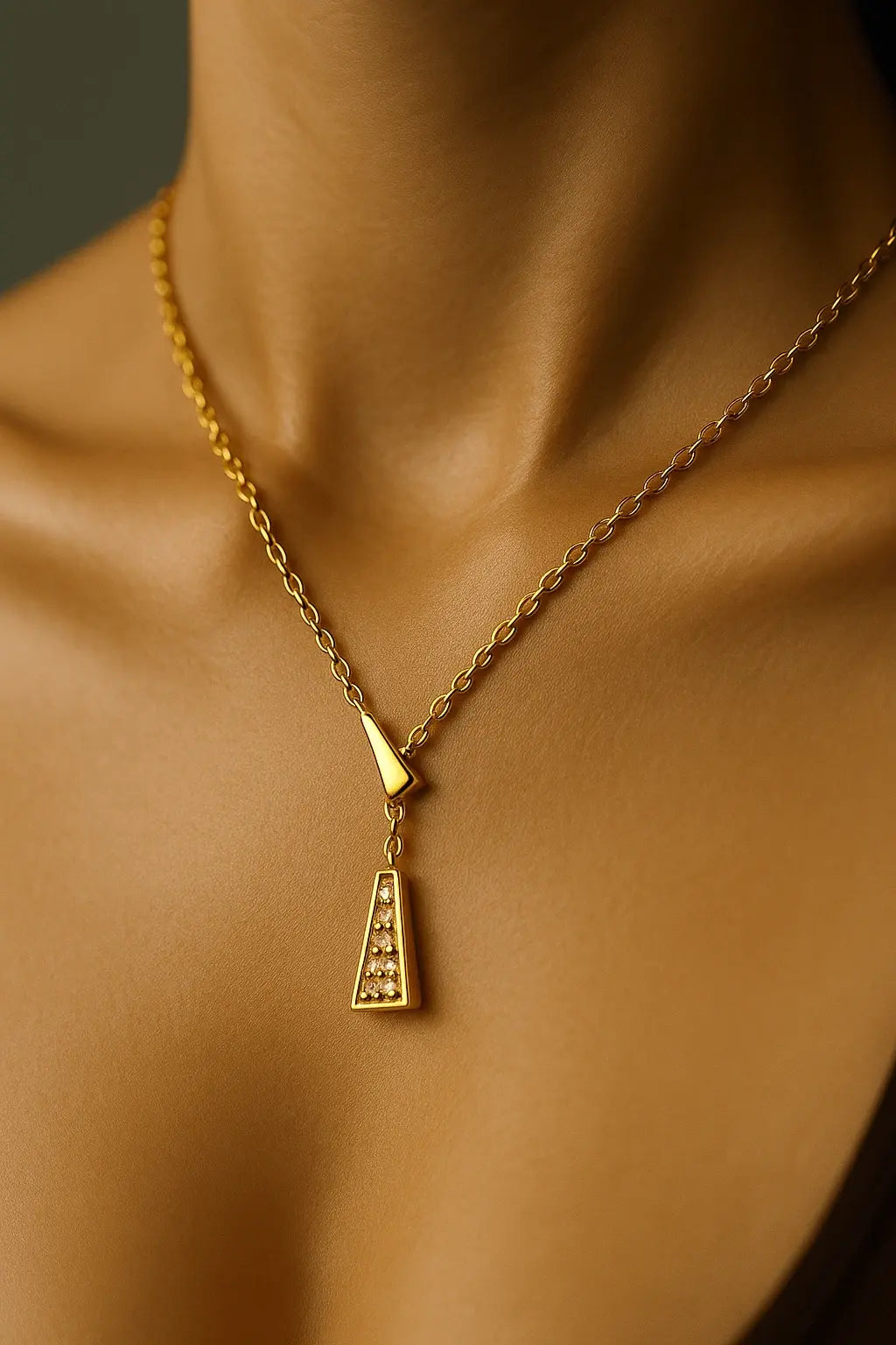 Pescoço feminino usando colar prisma com tassel dourado estilo contemporâneo e elegante
