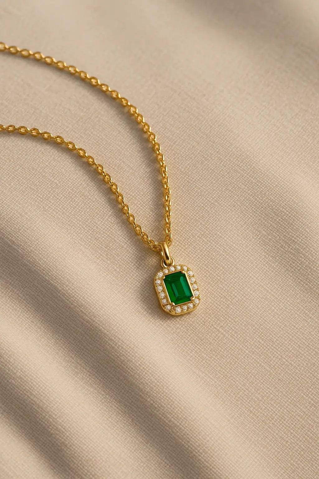 Colar dourado pingente zircônia verde geométrica Prata 925 Simplicité