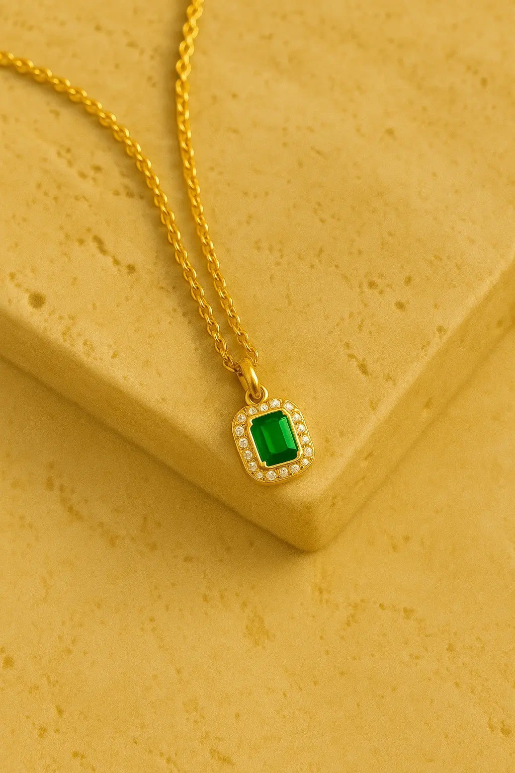 Colar minimalista zircônia quadrada verde dourado sobre pedra natural clara