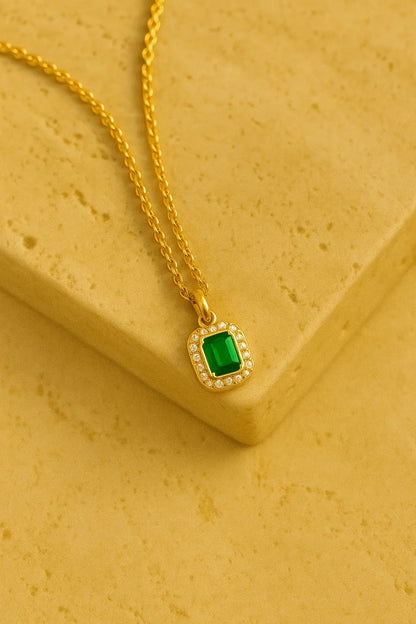 Colar minimalista zircônia quadrada verde dourado sobre pedra natural clara