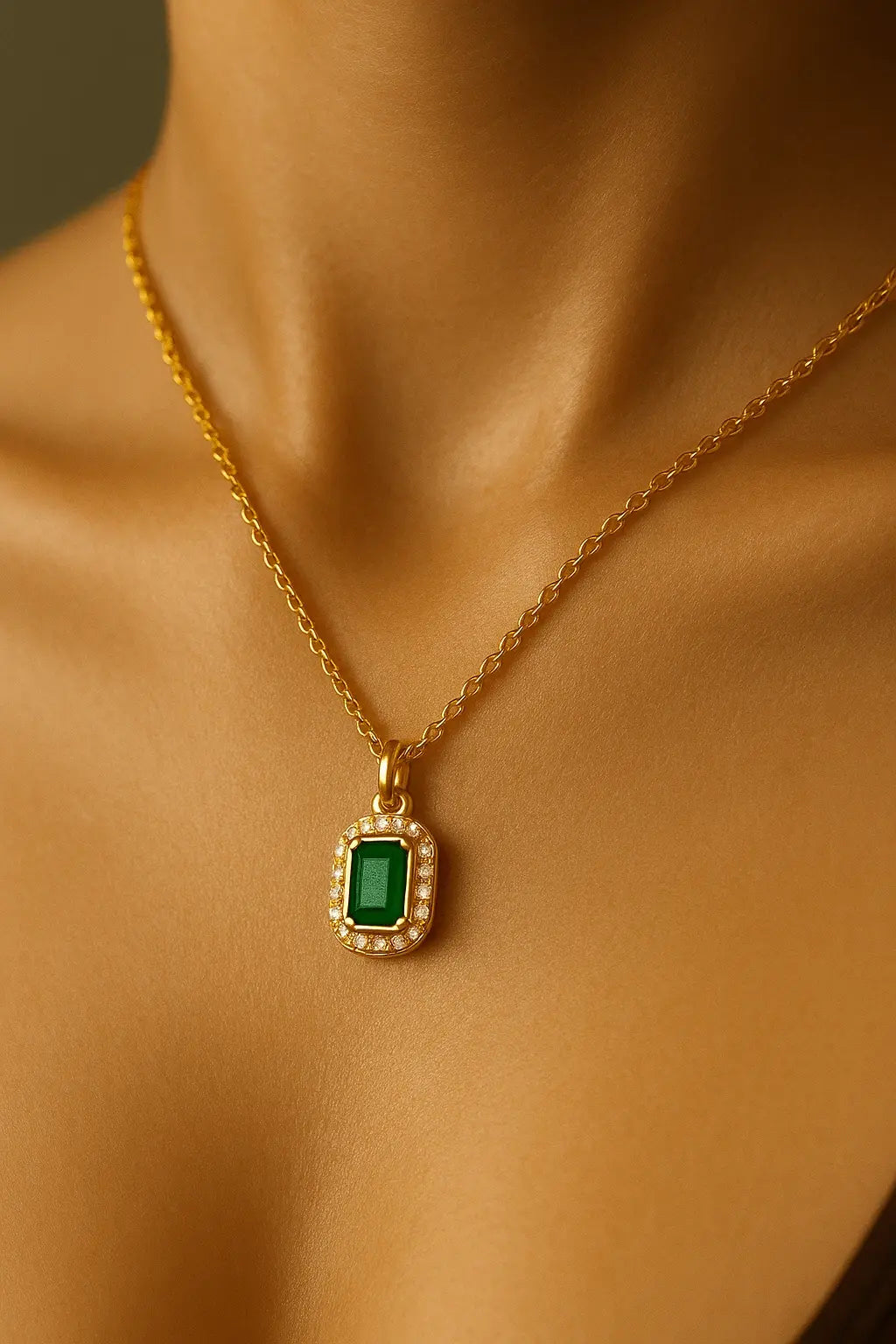 Pescoço feminino usando colar pedra verde geométrica estilo sofisticado