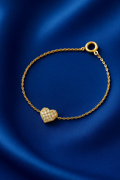 Joia feminina pulseira coração luz delicada sobre fundo veludo azul royal Simplicité