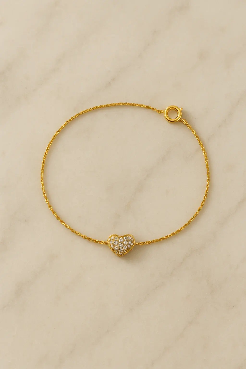 Pulseira minimalista coração dourado cravejado sobre pedra natural clara